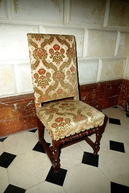 null 11- Quatre chaises à haut dossier en noyer En partie du XVIIème siècle (restaurations)...