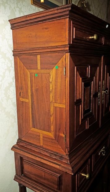  21- Cabinet à deux portes en noyer mouluré et sculpté orné de plaques d'écaille,...