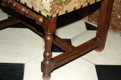  11- Quatre chaises à haut dossier en noyer En partie du XVIIème siècle (restaurations)...