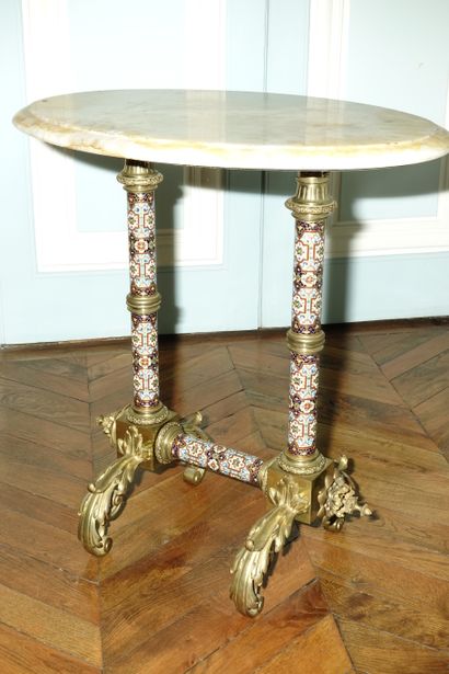 null 43- Table de salon ovale, le piètement à colonnes en bronze et émaux cloisonnés...