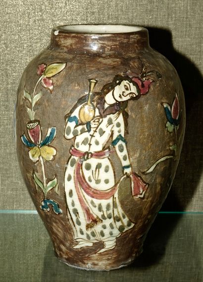 null 3- Vase en céramique à décor de personnages Moyen Orient Choc au col. H : 29...