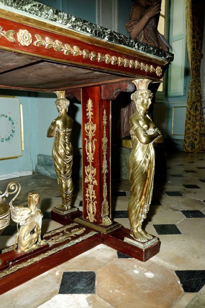 null 26- Table de milieu en acajou à riche décor de bronzes tels que cariatides,...