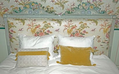 null 66- Tête de lit en bois laqué gris et peint à décor de fleurs Transformation...