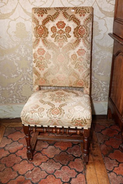 null 11- Quatre chaises à haut dossier en noyer En partie du XVIIème siècle (restaurations)...