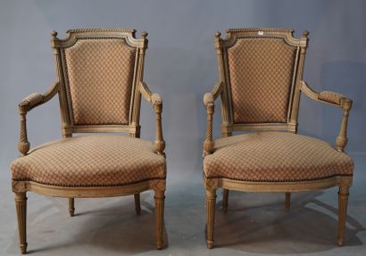 454- Paire de fauteuils en bois sculpté et...