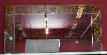 460- Important miroir à décor de rubans et...