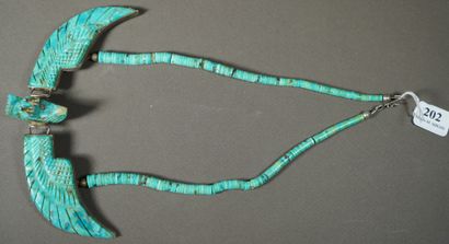 null 202- HARPO Collier en perles turquoises plates orné d'un important pendentif...