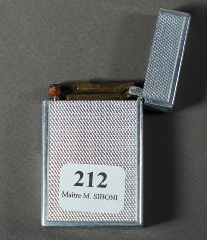 null 212- DUPONT Briquet de dame (à essence) en métal argenté de 1940