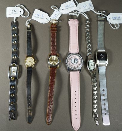 null 126- Lot de cinq montres pour femme dont 4 à quartz : Kelton, Hello Kitty, Calvin...