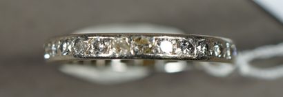 null 190- Alliance américaine en or en serti clos de diamants Pds brut : 3,5 g