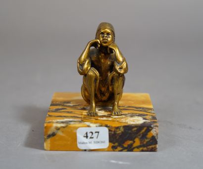 null 427- Ecole Orientaliste ''Jeune garçon assis'' Bronze doré Socle en marbre H...