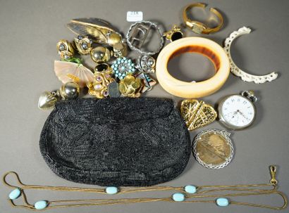 null 218- Ensemble de bijoux fantaisie : bracelet ivoire, broche ''insecte'' en métal,...