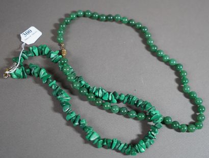300- Deux colliers de pierres vertes