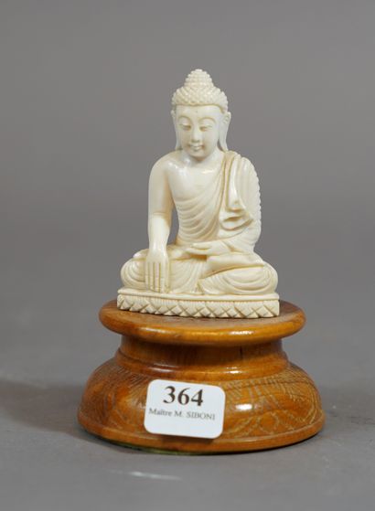  364- Bouddha en ivoire sur son socle Extrême-Orient...