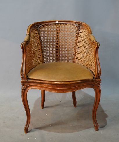 null 466- Bergère cannée en bois sculpté Style Louis XV H : 83 cm