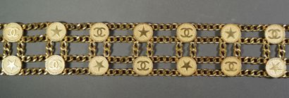 null 217- CHANEL Importante ceinture en métal doré à décor de pièces signées Chanel...
