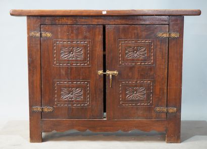 null 444- Console deux portes en bois sculpté Extrême-Orient 85 x 116 x 28 cm