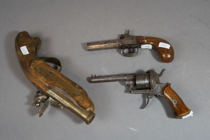 426- Pistolet à barillet (L : 19 cm) et pistolet...