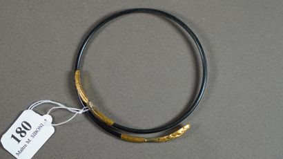 null 180- Bracelet en poil d'éléphant (?) Une extrémité en métal doré à décor de...