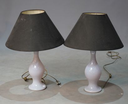 null 394- Paire de lampes en verre opalin H : 35 cm