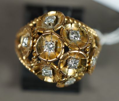 148- Bague Dôme en or sertie de huit diamants...