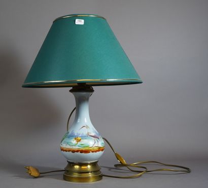 388- Lampe en porcelaine à décor d'aigrette...