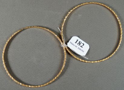 182- Paire de bracelets joncs en or, gravés...