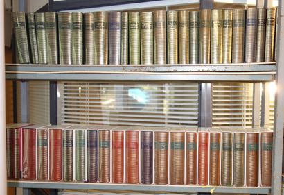  2- Bibliothèque de La Pléiade Important ensemble de livres (environ 395) et 38 albums...