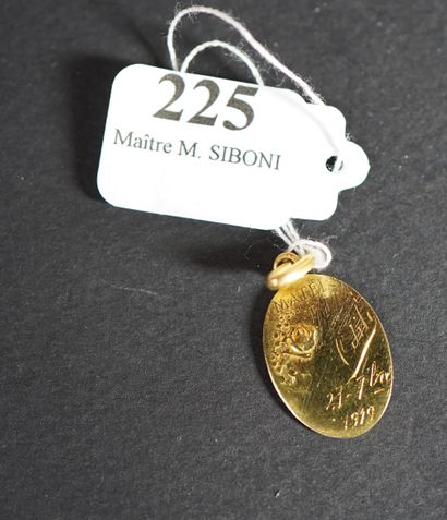null 225- Pendentif ''médaille religieuse'' en or jaune gravée ''Odile'' Pds : 2,20...