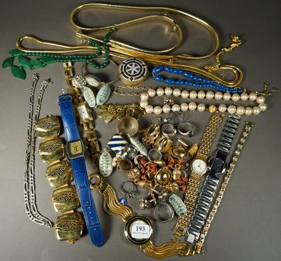 null 193- Important lot de bijoux fantaisie dont ceintures serpent, montres, boucles...