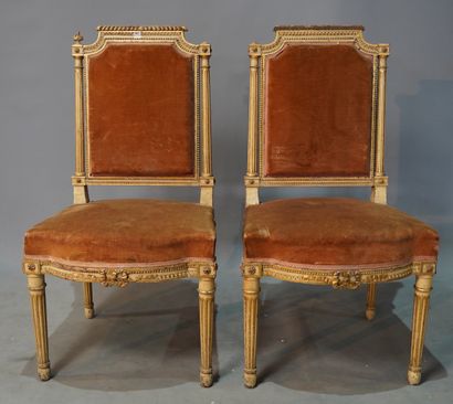 447- Quatre chaises en bois sculpté et laqué...