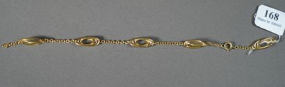 null 168- Bracelet en or jaune à décor de motifs ovales entrelacés (petit accident)...