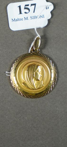 157- Médaille ''Vierge'' en or jaune gravée...
