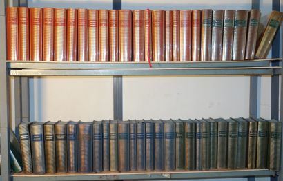  2- Bibliothèque de La Pléiade Important ensemble de livres (environ 395) et 38 albums...