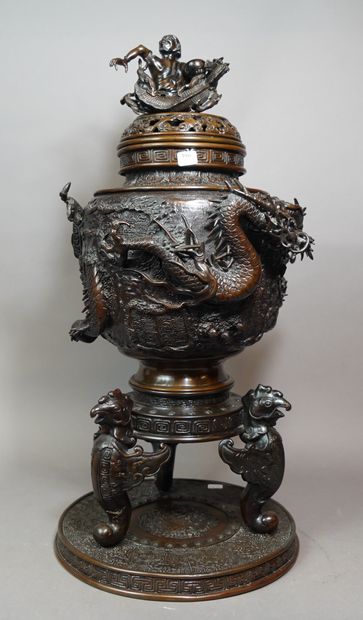 390- Important pot couvert en bronze à décor...