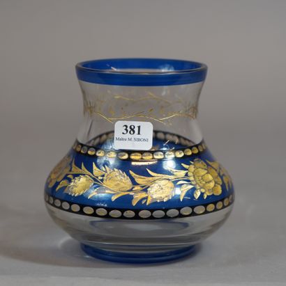 381- Vase en cristal gravé à décor de fleurs...
