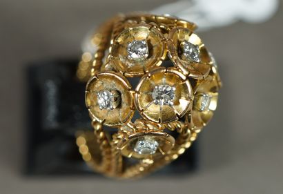null 148- Bague Dôme en or sertie de huit diamants Pds brut : 7 g