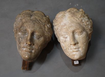 null 392- Deux têtes de femme en pierre sculptée H : 25 cm