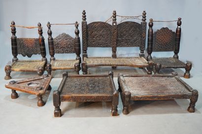 441- Banquette (86 x 84 cm), trois chaises...