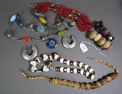 null 130- Lot de bijoux ethniques