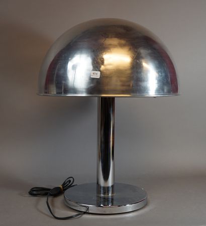 null 
414- Importante lampe cloche en métal chromé Années 70 H : 52 cm
