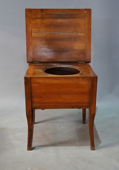 null 465- Chaise percée en bois naturel H : 60 cm