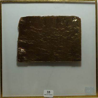  35- Feuille d'or dans un cadre Annotée au dos ''Feuille d'or. Poids 0,093 g. Battue...
