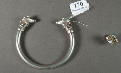 170- Bracelet jonc en argent à décor de têtes...