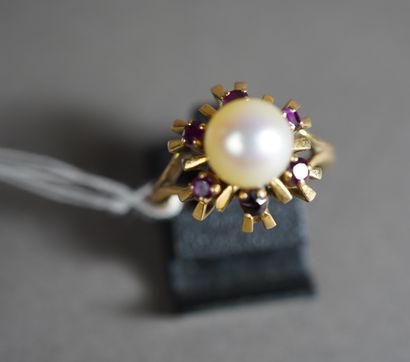 null 296- Bague Dôme en or jaune sertie d'une perle dans un entourage de six rubis...