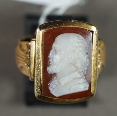 null 160- Bague en or jaune sertie d'un camée sur cornaline à décor d'un profil d'homme...