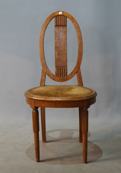 421- Chaise en bois sculpté Circa 1930 H...