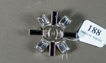 null 188- CHANEL Broche sertie de quatre pierres blanches facettées et quatre pierres...