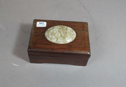 null 362- Boîte en bois surmontée d'une pierre dure à motif floral Extrême-Orient...
