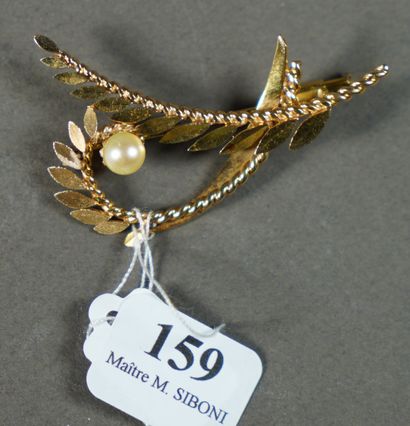 null 159- Broche en or jaune sertie d'une perle à décor de feuille Pds : 7,90 g